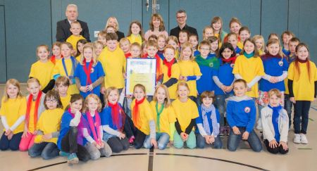 Die Lippe-Grundschule in Delbrück-Boke hat am Projekt „Jedem Kind seine Stimme“ (JEKISS) teilgenommen und wurde als „Singende Grundschule“ ausgezeichnet. Mit dabei waren Bürgermeister Werner Peitz (hintere Reihe von rechts), Schulleiterin Cornelia Steppuhn, Kreismusikschullehrerin Karin Henkemeier und Eddi Kleinschnittger, musikalischer Leiter der Kreismusikschule Paderborn. (Foto: Amt für Presse- und Öffentlichkeitsarbeit, Kreis Paderborn, Anna-Sophie Schindler)
